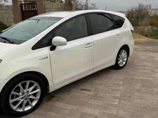 Toyota Prius v foto 4