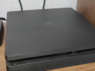 Vând PlayStation 4 Slim