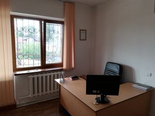 Prima linie 18 m2, centru,  str. Vasile Alecsandri 137 colț Alexandru cel Bun