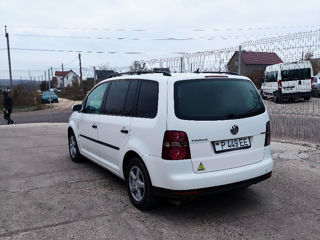 Volkswagen Touran foto 4