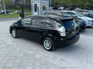 Toyota Prius v foto 8