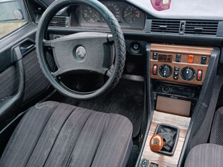 Mercedes Series (W124) foto 1