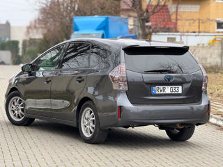 Toyota Prius v foto 6