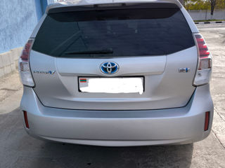 Toyota Prius v foto 5