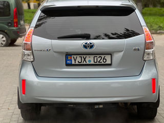 Toyota Prius v foto 4