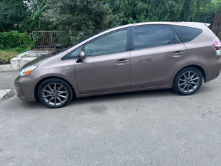 Toyota Prius v foto 5