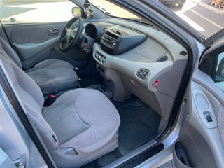 Nissan Almera Tino foto 4