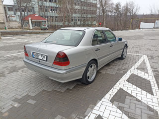 Mercedes C-Class foto 2