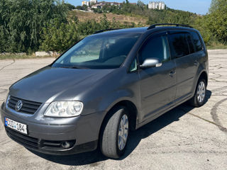 Volkswagen Touran foto 2