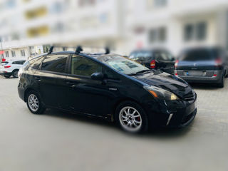 Toyota Prius v foto 4