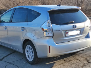 Toyota Prius v foto 3