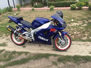 Yamaha R1 foto 1