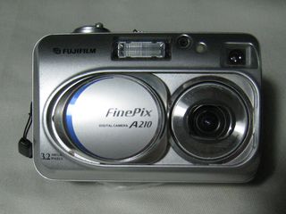 Цифровой фотоаппарат "FujiFilm FinePix A210" и фотоэкспонометр "Ленинград-2" (СССР) foto 2