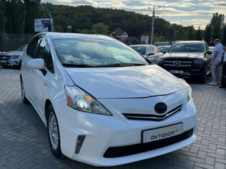 Toyota Prius v foto 2