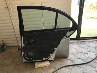 Se vinde 2 usi si o aripa de mercedes E-211 o aripa parte stinga fata, si 2 usi din spate.COD ,,775U foto 6