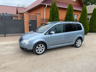 Volkswagen Touran foto 2