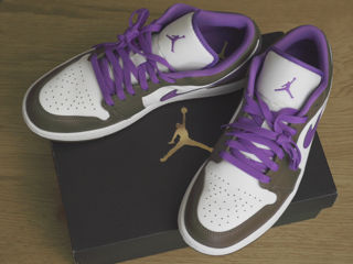 Nike Air Jordan 1 Low / 44 (Palomino/Wild Berry-White) foto 2