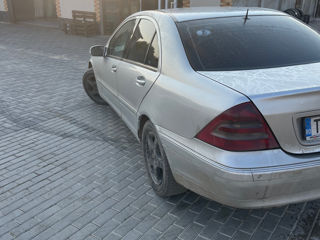 Mercedes C-Class foto 2