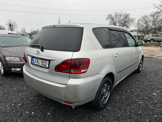 Toyota Avensis Verso foto 4