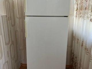 Продается холодильник. Высота 1,50м. Холодильник работает, но не отключается.