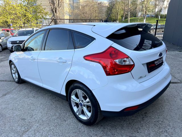 Ford Focus 2012 — 2