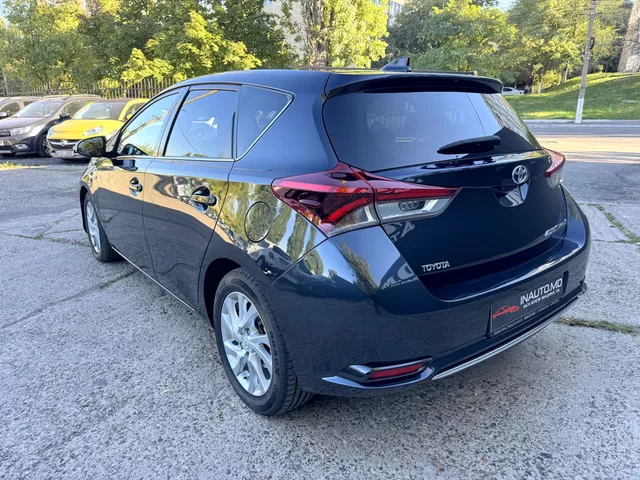Toyota Auris 2015 — 2