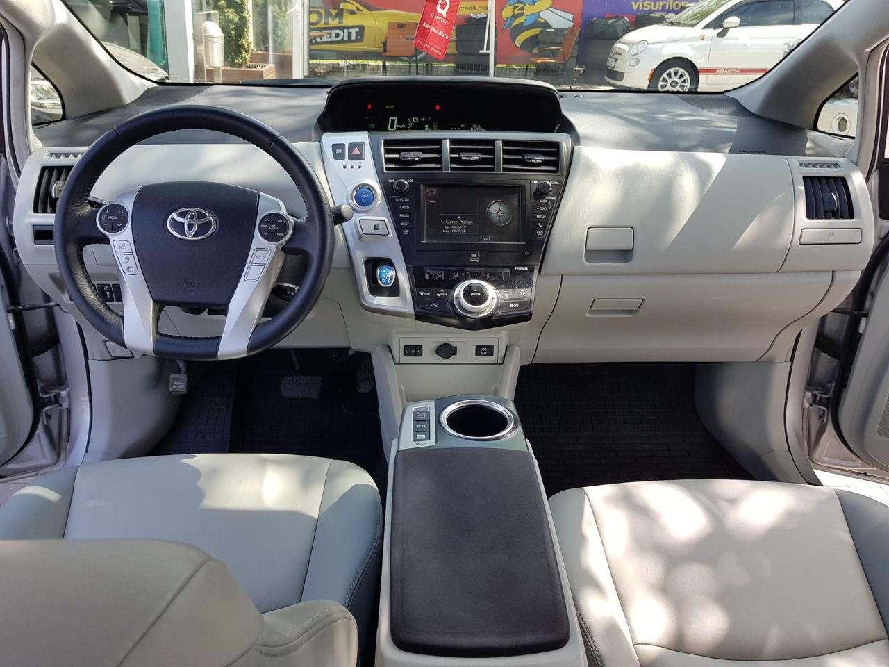 Toyota Prius v foto 8