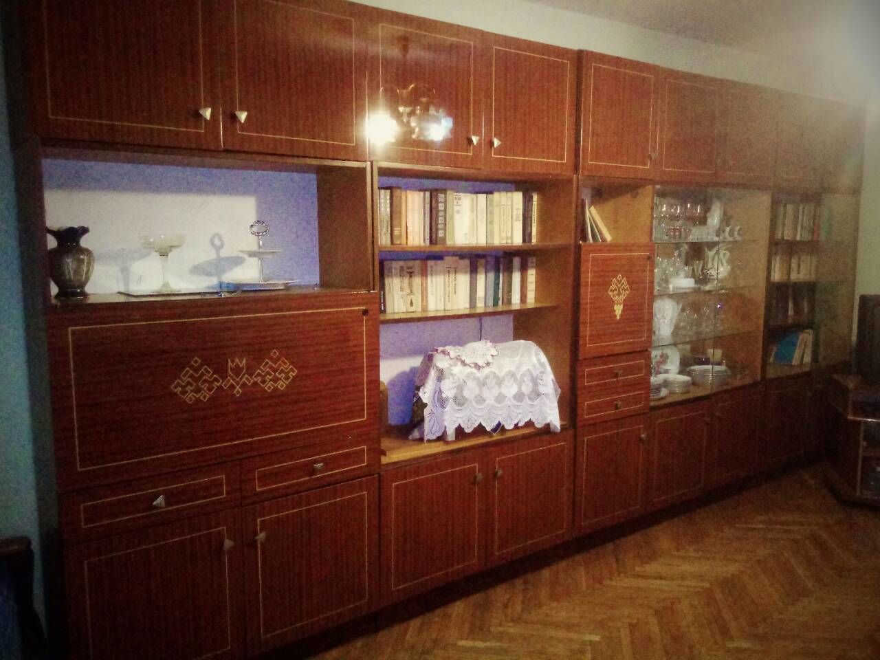 продать румынскую старую мебель