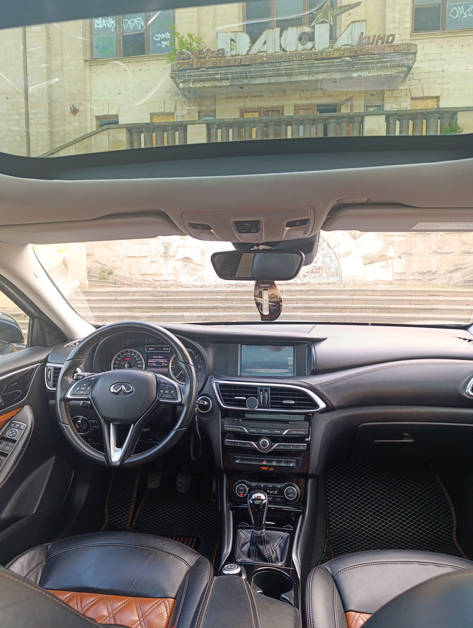 Infiniti Q30 фото 7