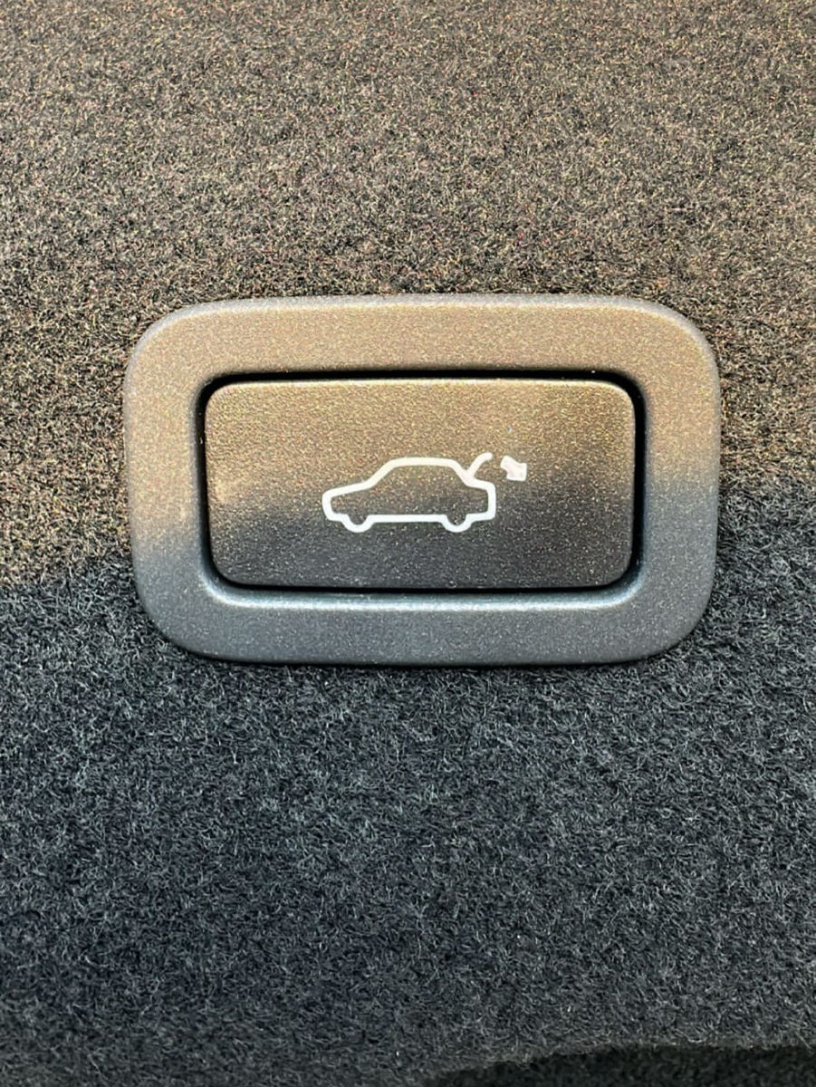 Jaguar XE фото 9