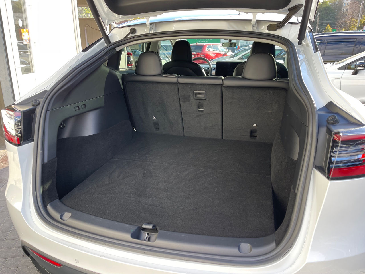 Tesla Model Y foto 16