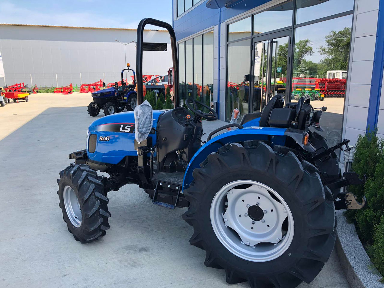 Tractorul Leus LS R-60 fara cabina foto 3