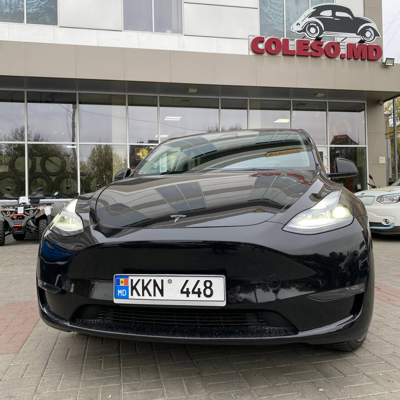 Tesla Model Y foto 1