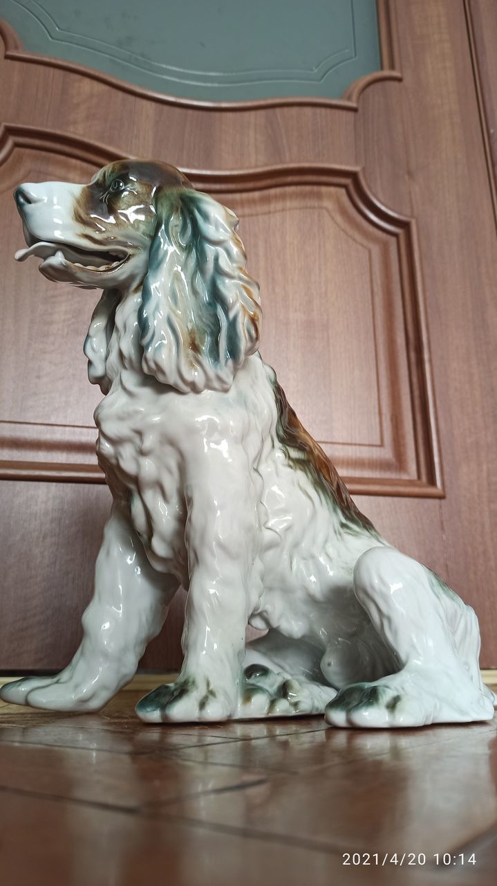 большая фарфоровая собака. румыния