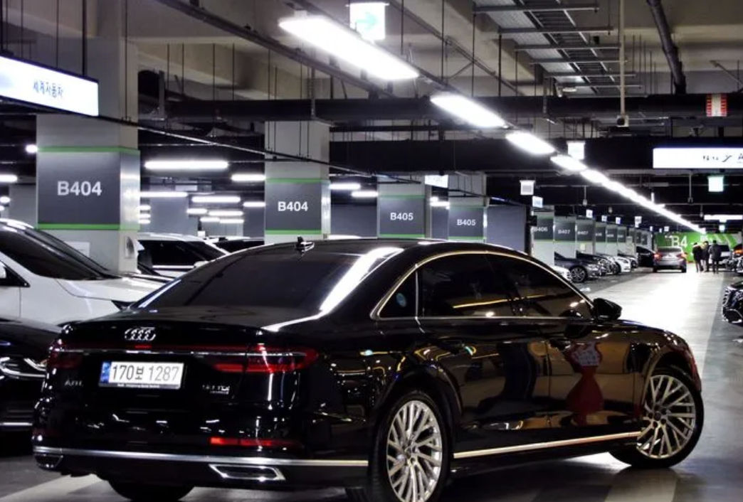 Audi A8 фото 1