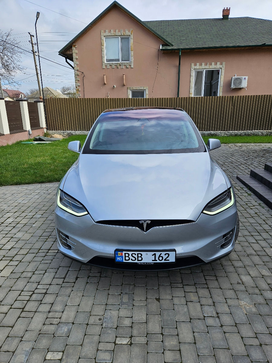 Tesla Model X фото 0