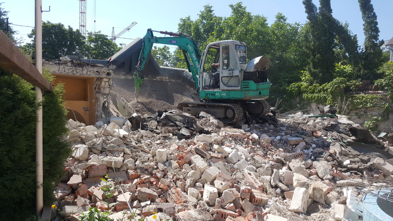 Excavator . gidromolot . miniexcavator. Excavatoare pentru demolari . Demolarea betonului foto 1