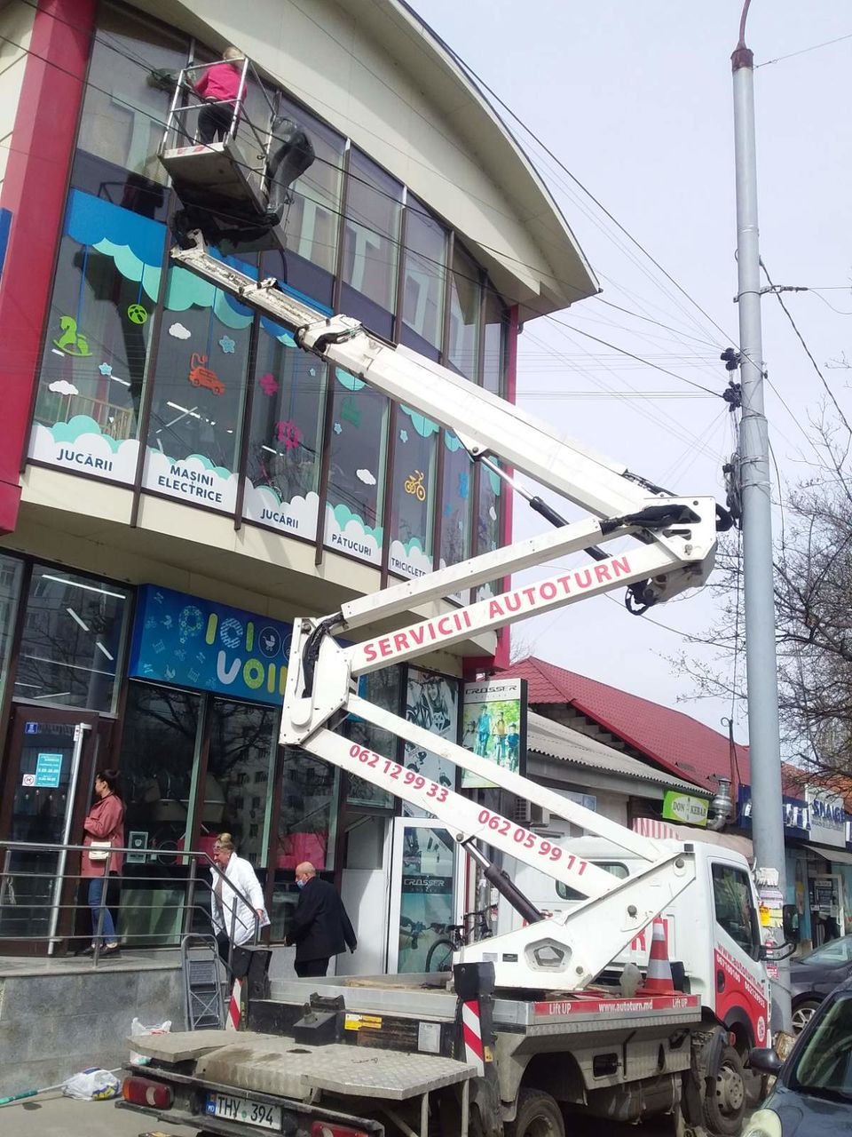 Servicii spalre geamuri/fatade! Dispunem de masini Autoturn! foto 5