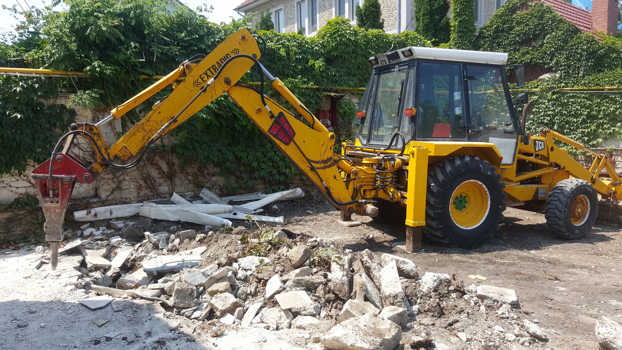 Demolarea cladirilor , betonului , miniexcavatoare . concasarea betonului . evacuarea gunoiului foto 5