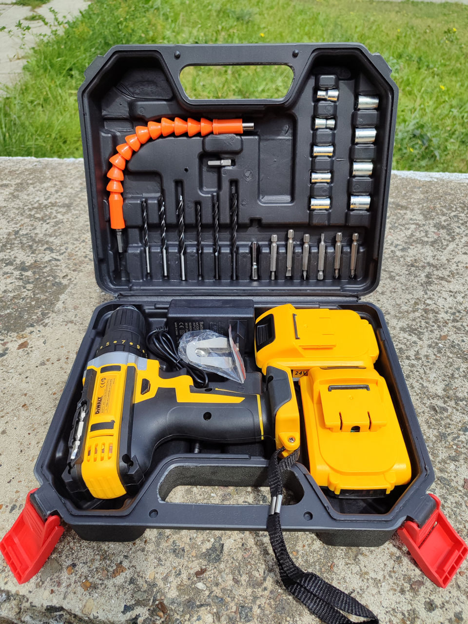 Новый ударный шуруповёрт DeWalt 24v с насадками в наборе. 2 аккумулятора foto 3