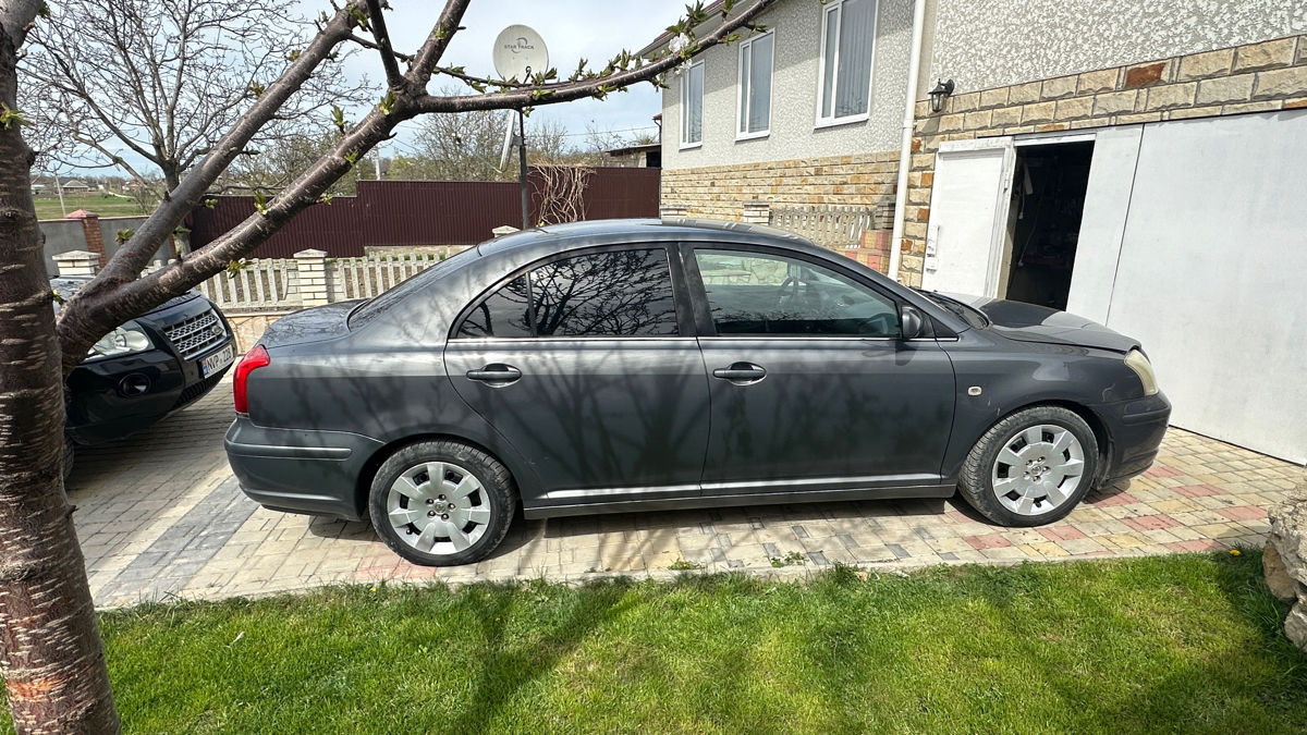 Toyota Avensis foto 1