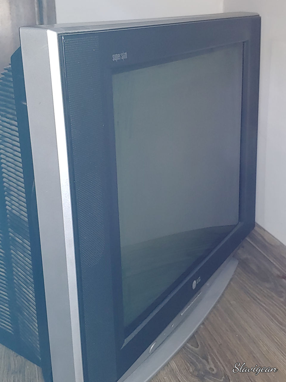 Продам телевизор LG Super Slim 23"