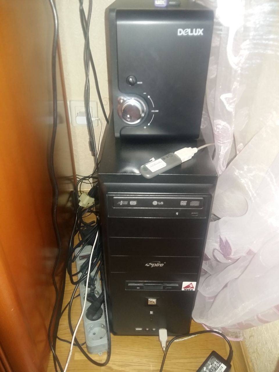 Vind computator cu toate necesare microfon,camera,printer.mouse 350euro