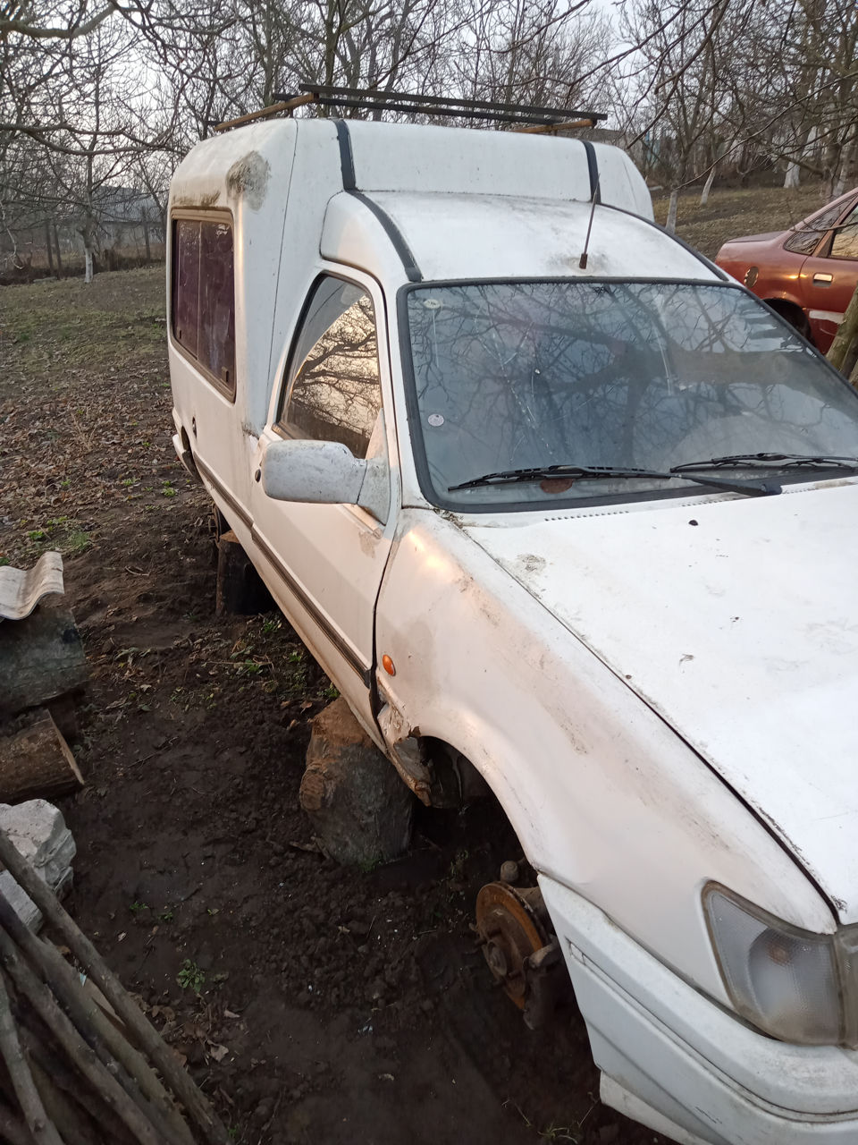 Dezmembrez automobile . Ford Fiesta Courier la piese. foto 2