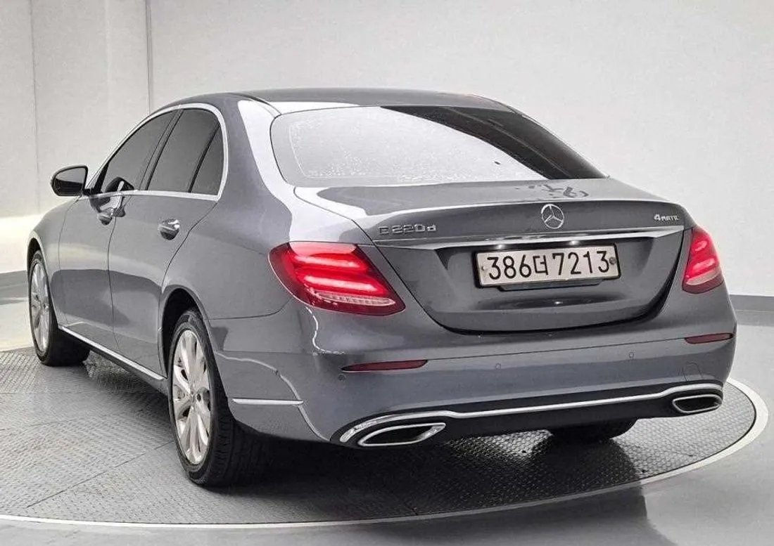 Mercedes E-Class foto 2