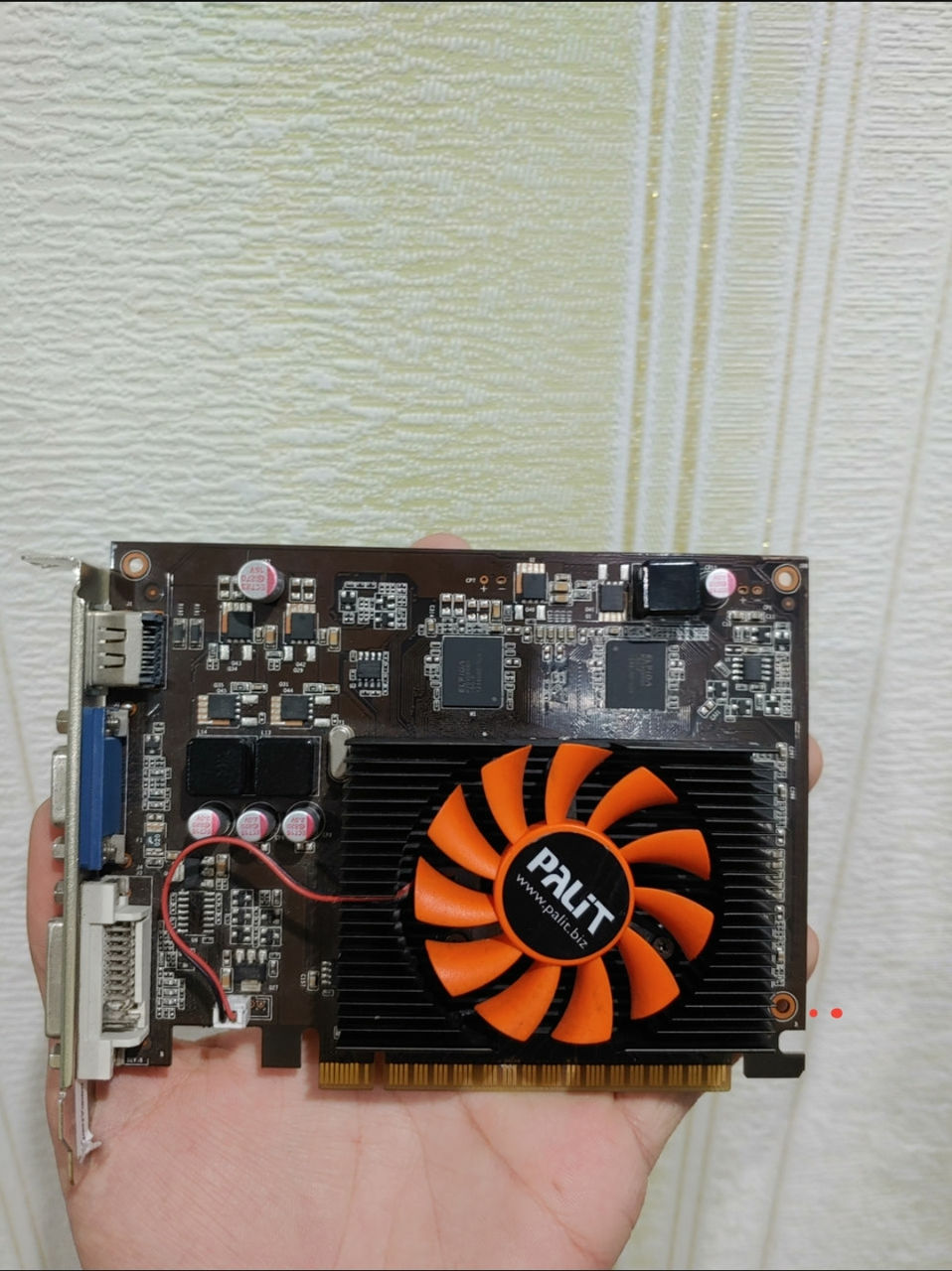 Nvidia GT630 1GB GDDR5 128 bit.