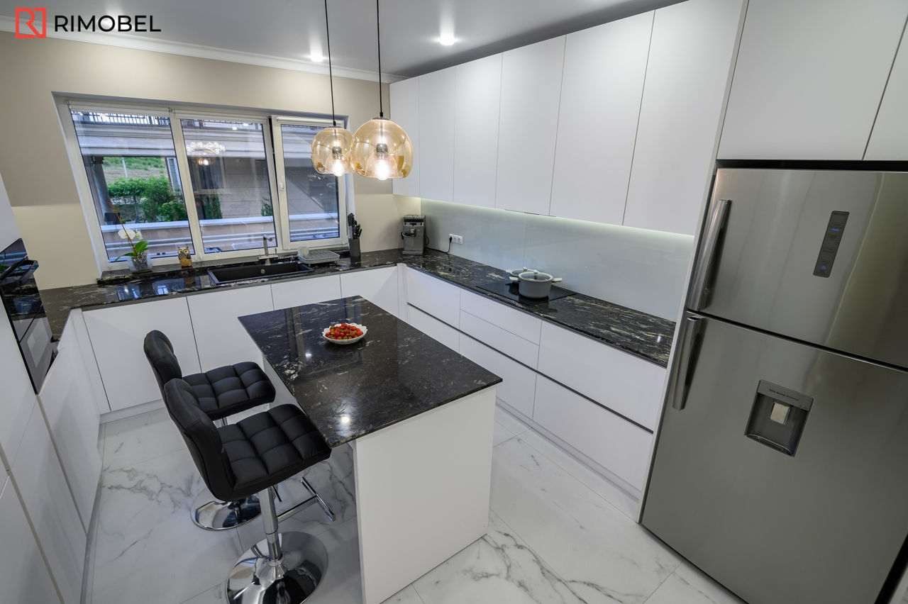 Bucătărie modernă în culoarea albă cu o peninsulă în mijloc foto 1