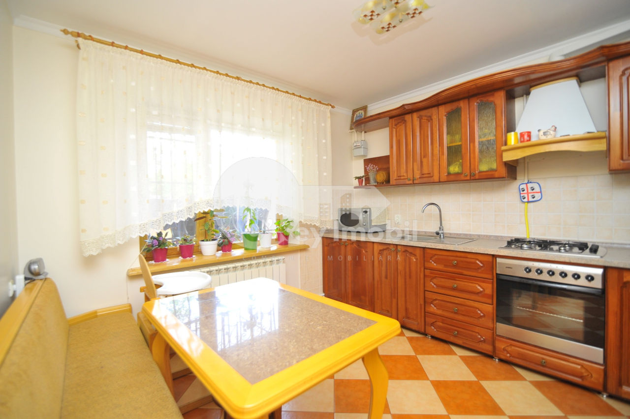 Casă cu 3 nivele, 360 mp, reparație euro, Codru, 1000 € foto 3