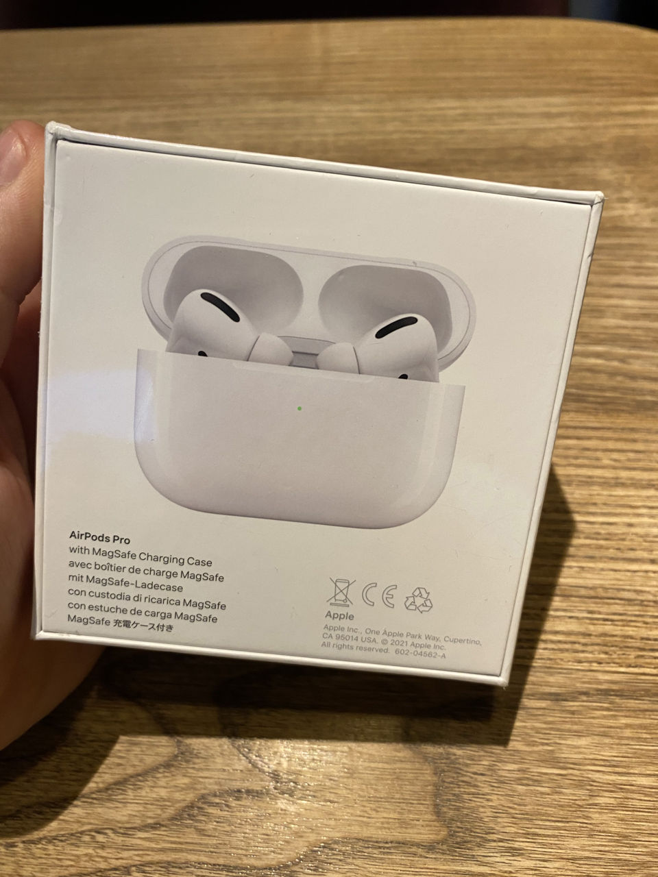 Apple AirPods Pro & MagSafe Charging Case фото 1.