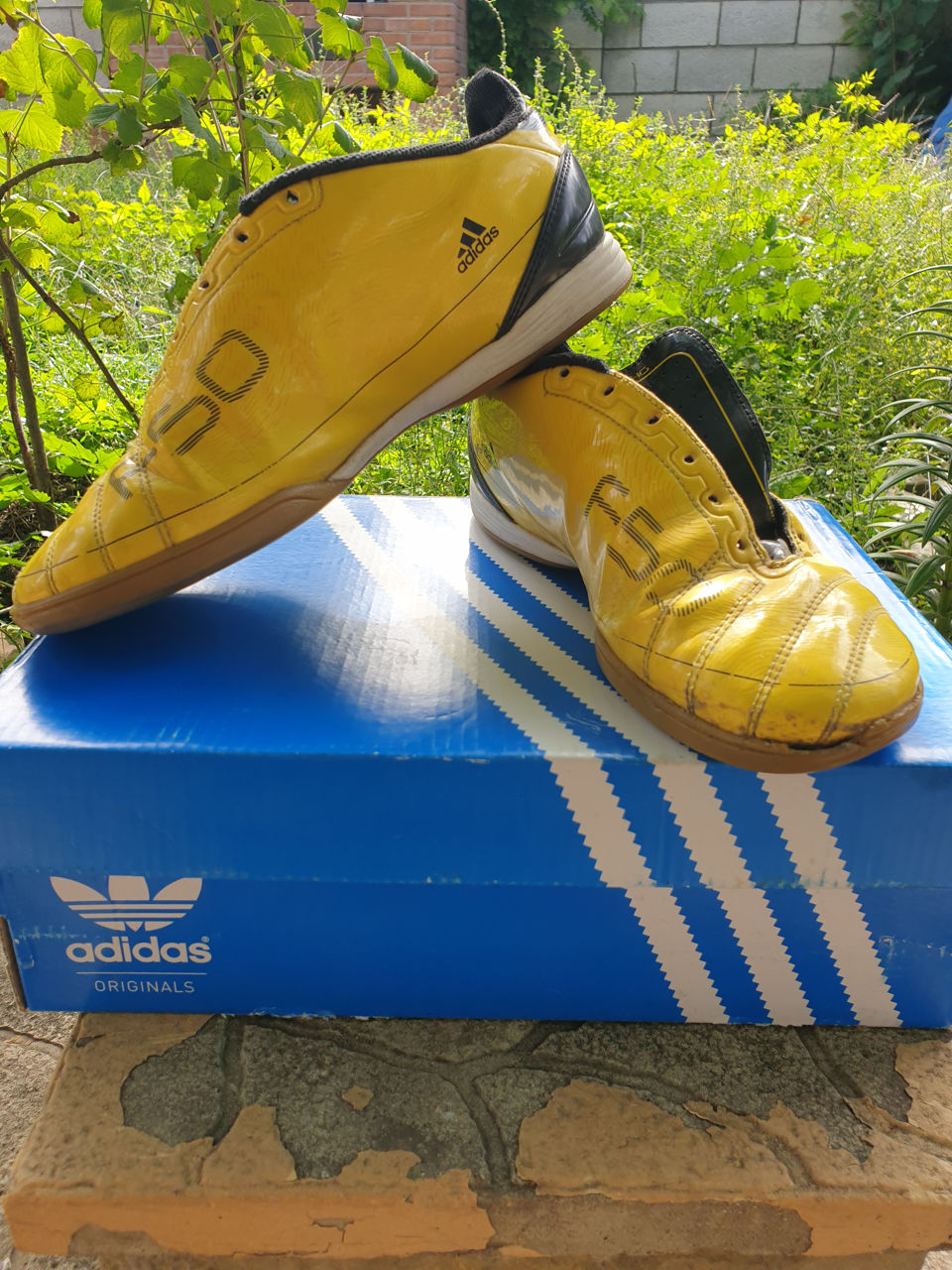 Vind bampuri Adidas marimea 38,5 la fel bampuri Naik piele marimea 33. foto 0